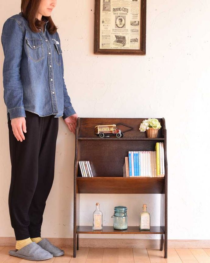 アンティークのキャビネット　アンティーク家具　英国らしいかっこいいデザイン、英国輸入のアンティーク家具のマガジンラック（ブックシェルフ）。お気に入りを飾りながらオシャレに収納好きな雑貨や本、写真やおもちゃなどをなんでも置くだけで不思議とオシャレになっちゃいますよ。(q-1474-f)