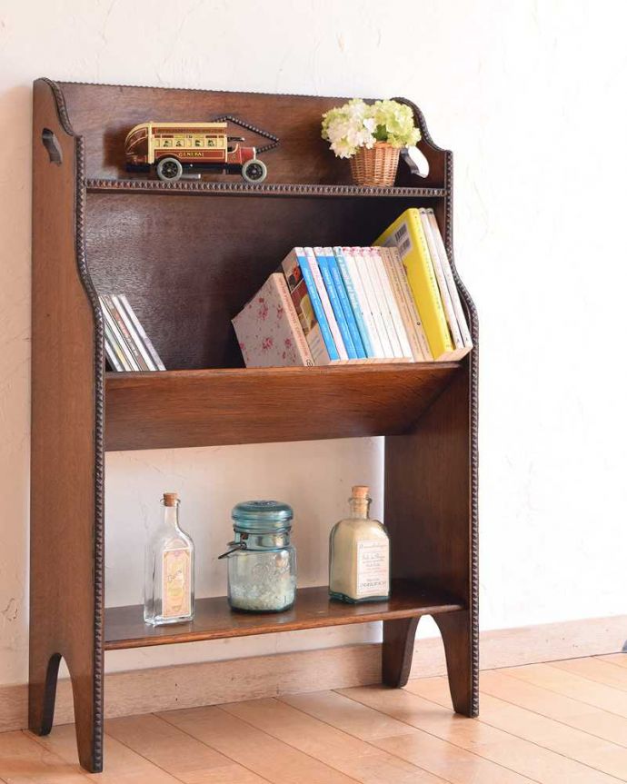 アンティークのキャビネット　アンティーク家具　英国らしいかっこいいデザイン、英国輸入のアンティーク家具のマガジンラック（ブックシェルフ）。隙間収納にもおすすめです。(q-1474-f)