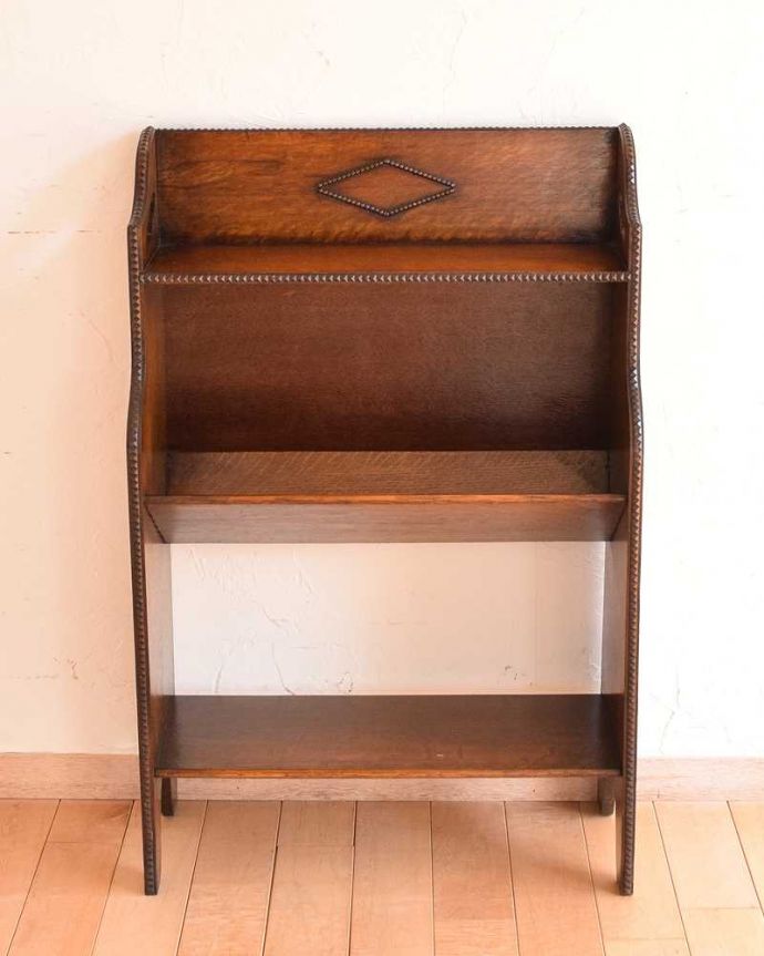 アンティークのキャビネット　アンティーク家具　英国らしいかっこいいデザイン、英国輸入のアンティーク家具のマガジンラック（ブックシェルフ）。色んな場所で大活躍リビング収納としてや、寝室や書斎の本棚として・・色んな場所でお使いいただけます。(q-1474-f)