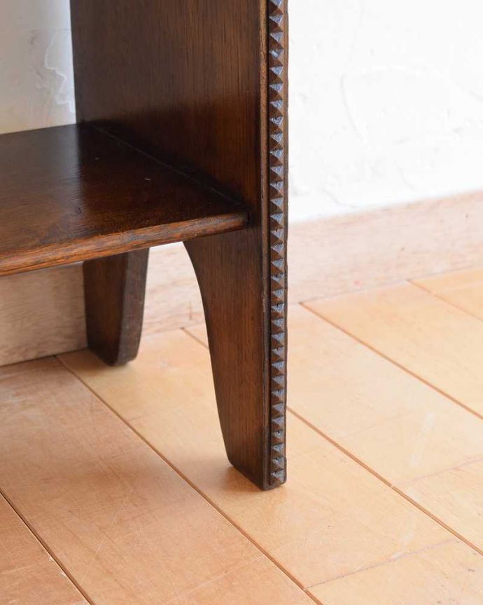 アンティークのキャビネット　アンティーク家具　英国らしいかっこいいデザイン、英国輸入のアンティーク家具のマガジンラック（ブックシェルフ）。女性1人でラクラク運べちゃう仕掛けHandleのアンティークは、脚の裏にフェルトキーパーをお付けしています。(q-1474-f)