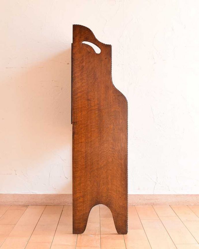 アンティークのキャビネット　アンティーク家具　英国らしいかっこいいデザイン、英国輸入のアンティーク家具のマガジンラック（ブックシェルフ）。横から見ても素敵なんですしっかりお直ししてありますので、長くお使いいただけます。(q-1474-f)