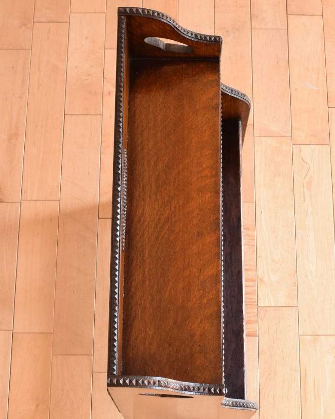 アンティークのキャビネット　アンティーク家具　英国らしいかっこいいデザイン、英国輸入のアンティーク家具のマガジンラック（ブックシェルフ）。天板もキレイに仕上げました。(q-1474-f)