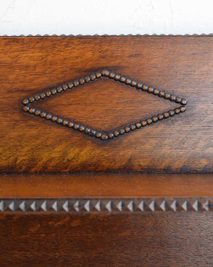 アンティークのキャビネット　アンティーク家具　英国らしいかっこいいデザイン、英国輸入のアンティーク家具のマガジンラック（ブックシェルフ）。いろんな場所にこだわり彫のデザインもいろいろです。(q-1474-f)