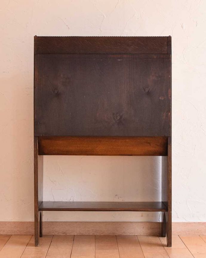 アンティークのキャビネット　アンティーク家具　英国らしいかっこいいデザイン、英国輸入のアンティーク家具のマガジンラック（ブックシェルフ）。キレイに修復しました！アンティークは新品ではないので、もちろん経年変化によるキズはありますが、専門の職人がキレイにお直しをしているので、後ろ姿までキレイです。(q-1474-f)