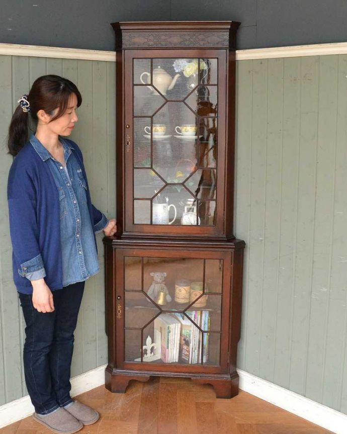 アンティークのキャビネット　アンティーク家具　シノワズリデザインが素敵なアンティーク　コーナーキャビネット（マホガニー材）。お部屋を角から格上げしてくれますインテリアの素敵な国から来た家具は使い方も美しい･･･お部屋の角から華やかな雰囲気を作ってくれます。(q-1475-f)