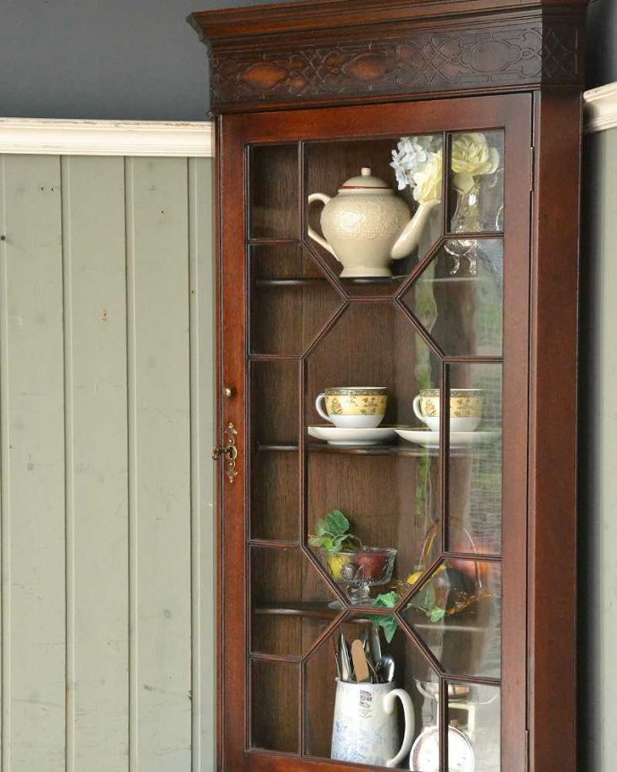 アンティークのキャビネット　アンティーク家具　シノワズリデザインが素敵なアンティーク　コーナーキャビネット（マホガニー材）。お部屋の角にピタッと収まる飾り棚お部屋の角にピッタリ収まっちゃうから、どこでも使える便利なコーナーキャビネット。(q-1475-f)