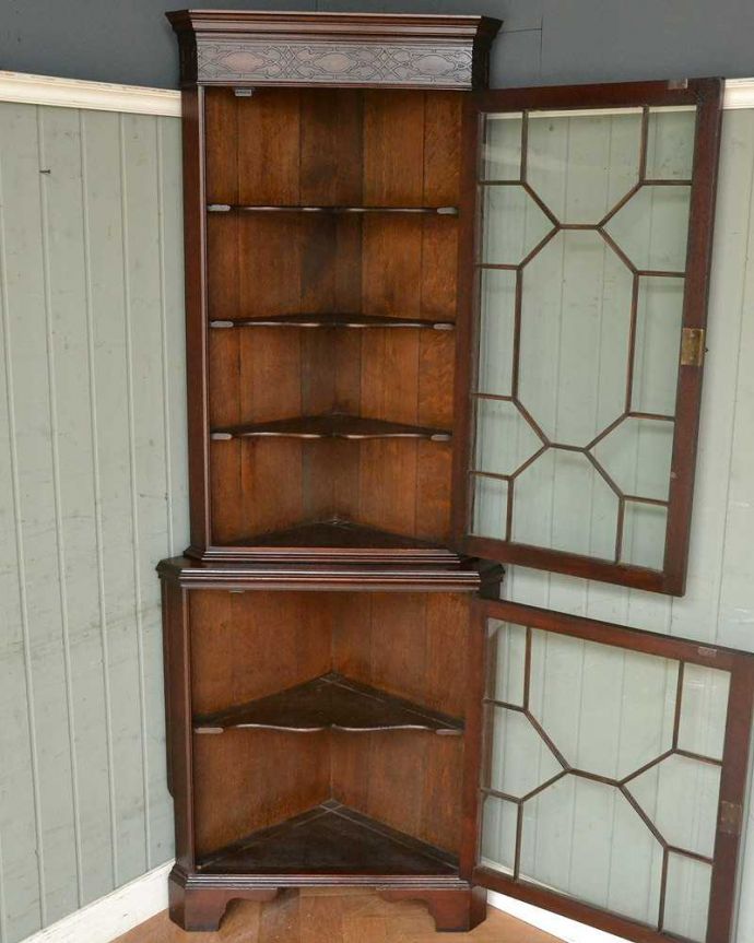 アンティークのキャビネット　アンティーク家具　シノワズリデザインが素敵なアンティーク　コーナーキャビネット（マホガニー材）。扉を開けてみると･･･専門の職人がしっかり修復していますので、扉の中はピカピカです。(q-1475-f)