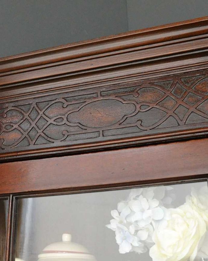 アンティークのキャビネット　アンティーク家具　シノワズリデザインが素敵なアンティーク　コーナーキャビネット（マホガニー材）。惚れ惚れしちゃう美しさこんなに堅い無垢材に一体どうやって彫ったんだろう？と不思議になるくらい細かい彫にうっとりです。(q-1475-f)