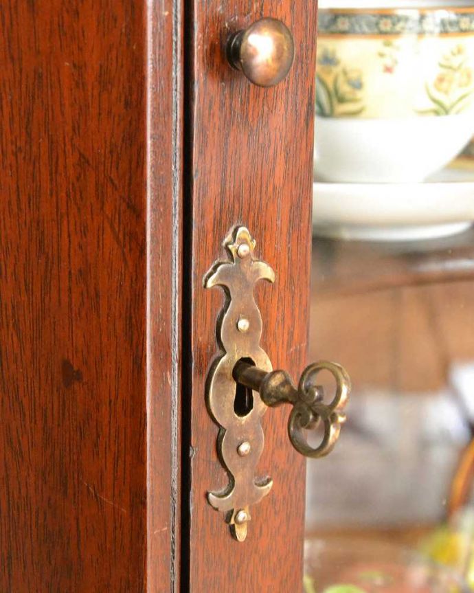 アンティークのキャビネット　アンティーク家具　シノワズリデザインが素敵なアンティーク　コーナーキャビネット（マホガニー材）。開ける度にワクワクアンティークらしい取っ手のデザイン。(q-1475-f)