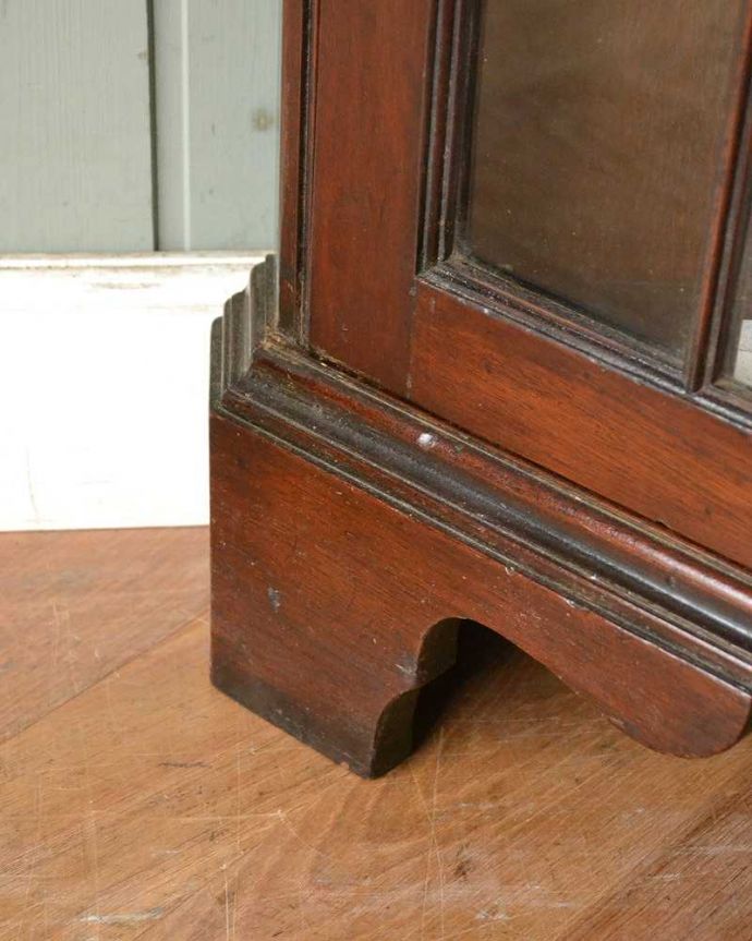 アンティークのキャビネット　アンティーク家具　シノワズリデザインが素敵なアンティーク　コーナーキャビネット（マホガニー材）。女性１人でラクラク運べちゃうんですHandleのアンティークは、脚の裏にフェルトキーパーをお付けしています。(q-1475-f)