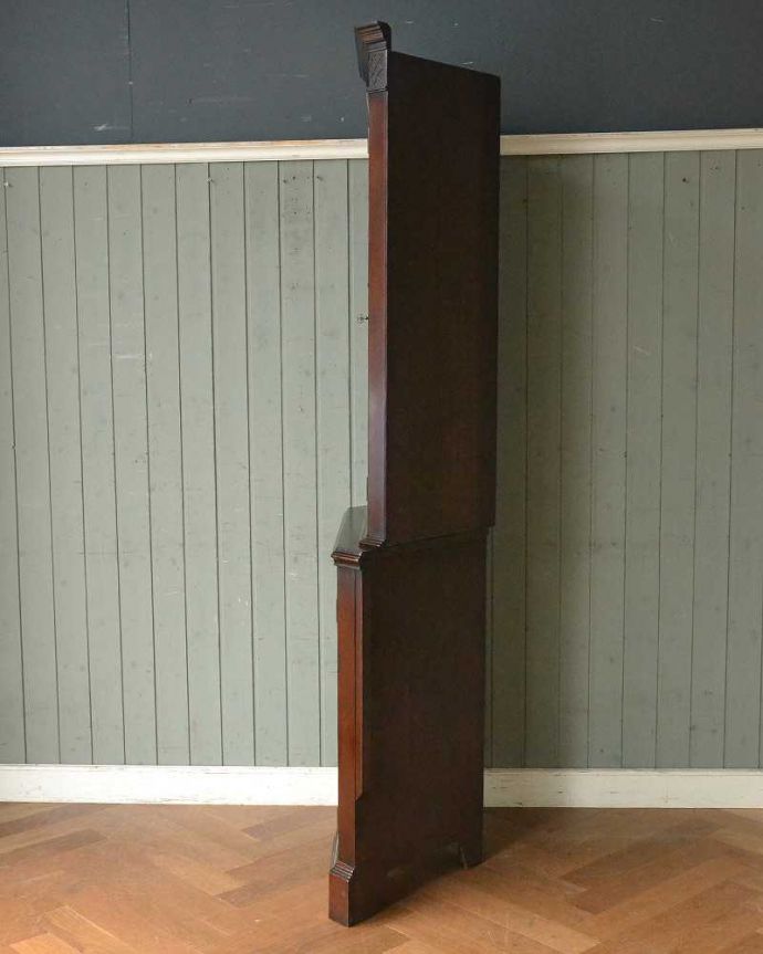 アンティークのキャビネット　アンティーク家具　シノワズリデザインが素敵なアンティーク　コーナーキャビネット（マホガニー材）。横から見ると、こんな感じ壁にピタッと収まる部分は三角形になっています。(q-1475-f)