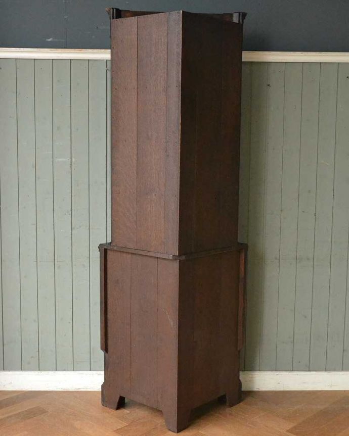 アンティークのキャビネット　アンティーク家具　シノワズリデザインが素敵なアンティーク　コーナーキャビネット（マホガニー材）。壁で見えないけれど、後ろ姿もキレイです見えない部分もきちんと修復しているので、キレイに仕上がっています。(q-1475-f)