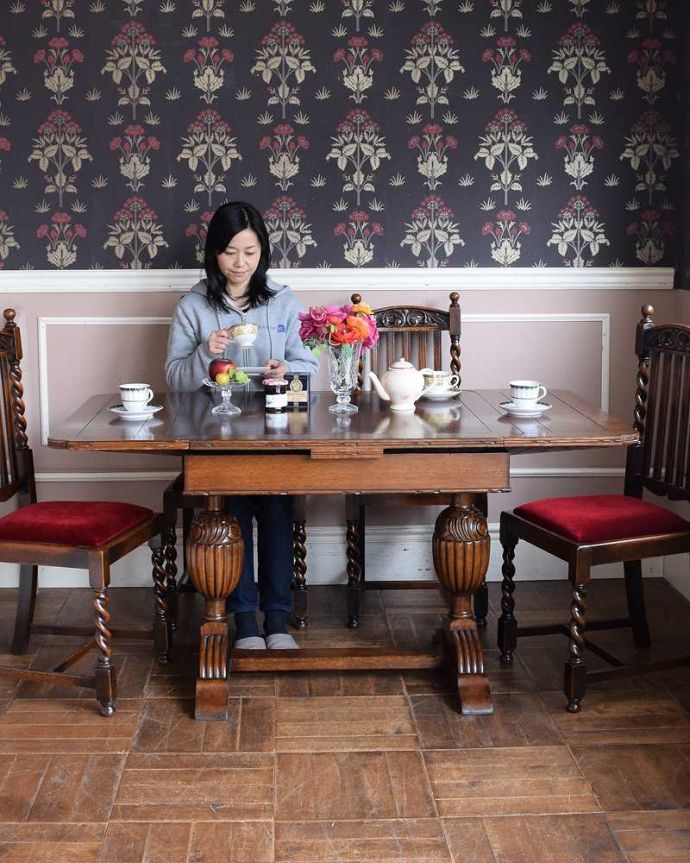 アンティークのテーブル　アンティーク家具　脚と脚先、両方の彫で重厚感UP！英国らしいアンティークのドローリーフテーブル。3通りの大きさで使える便利なテーブル天板の下に隠れているリーフを引っ張り出せばあっという間に大きくなっちゃうドローリーフテーブル。(q-1476-f)