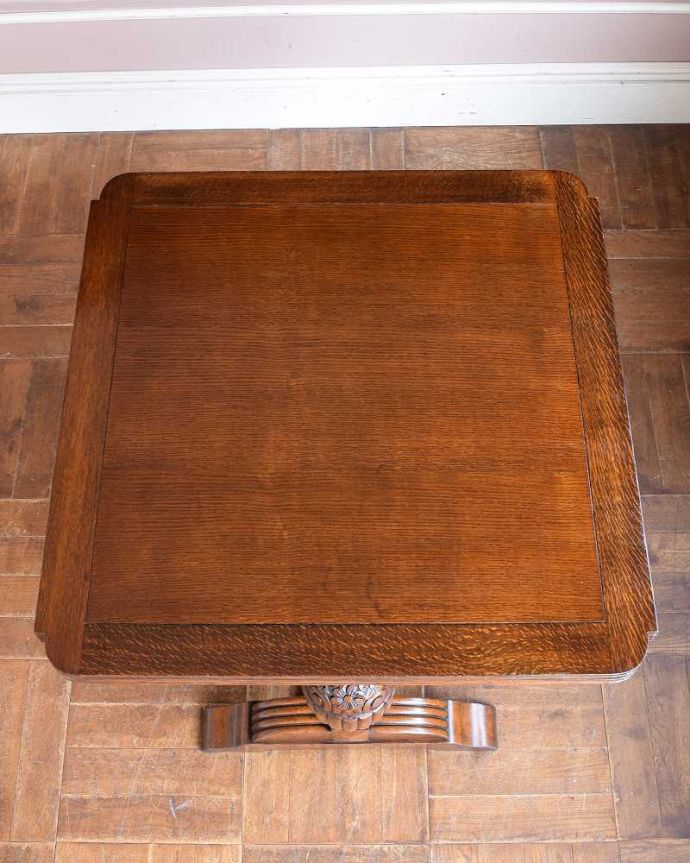 アンティークのテーブル　アンティーク家具　脚と脚先、両方の彫で重厚感UP！英国らしいアンティークのドローリーフテーブル。上から見るとこんな形リーフを開く前はこんな形です。(q-1476-f)