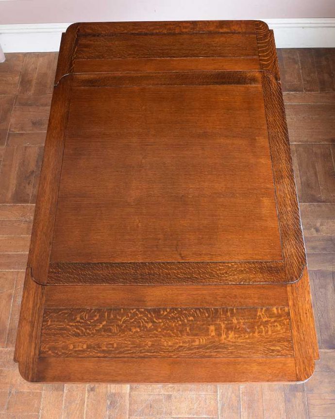 アンティークのテーブル　アンティーク家具　脚と脚先、両方の彫で重厚感UP！英国らしいアンティークのドローリーフテーブル。やっぱりテーブルは天板が重要全部開いた状態で天板を上から見てみるとこんな感じです。(q-1476-f)