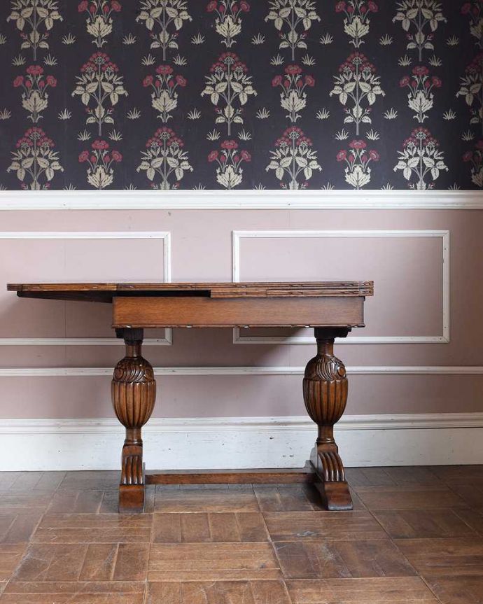 アンティークのテーブル　アンティーク家具　脚と脚先、両方の彫で重厚感UP！英国らしいアンティークのドローリーフテーブル。片方だけ開いてもOK片方のリーフだけを開くとこんな感じ。(q-1476-f)