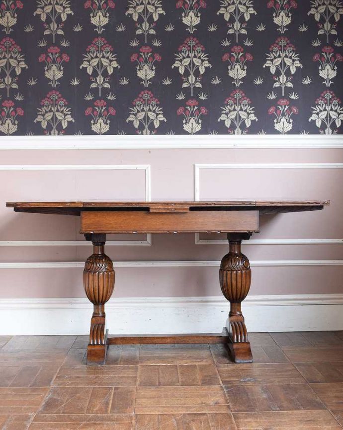 アンティークのテーブル　アンティーク家具　脚と脚先、両方の彫で重厚感UP！英国らしいアンティークのドローリーフテーブル。両方開くと大きなサイズ！家族が増えた時やみんなが集まった時、両方のリーフを開けば大きなサイズに。(q-1476-f)