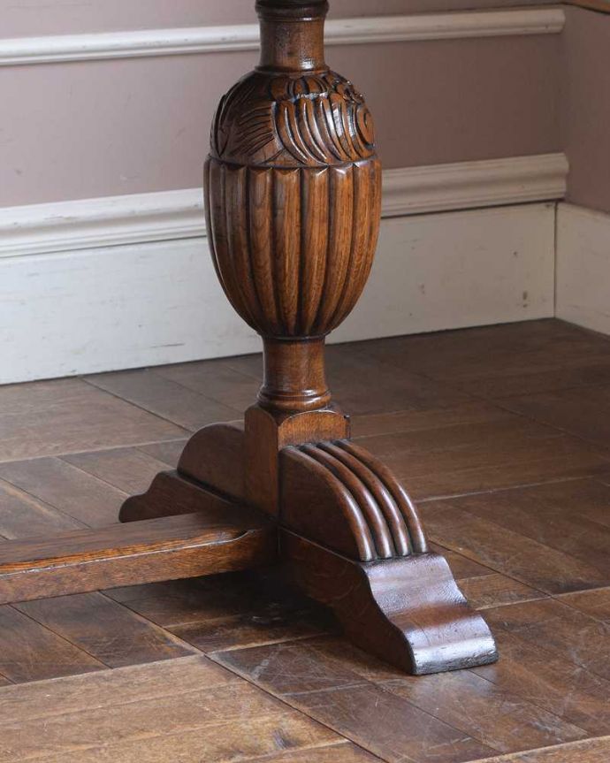 アンティークのテーブル　アンティーク家具　脚と脚先、両方の彫で重厚感UP！英国らしいアンティークのドローリーフテーブル。持ち上げなくても移動できます！Handleのアンティークは、脚の裏にフェルトキーパーをお付けしていますので、持ち上げなくても床を滑らせて移動させることが出来ます。(q-1476-f)