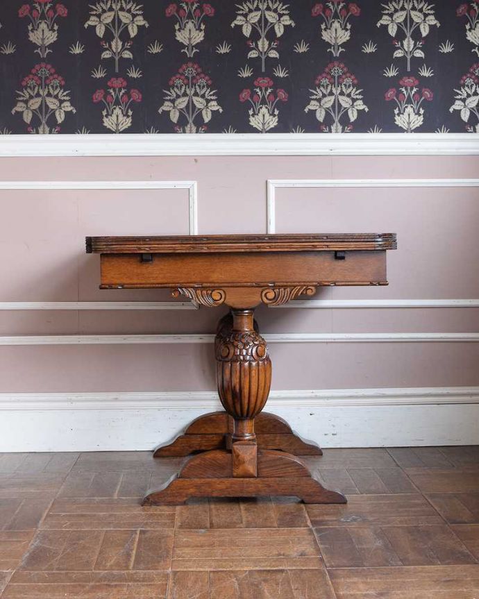 アンティークのテーブル　アンティーク家具　脚と脚先、両方の彫で重厚感UP！英国らしいアンティークのドローリーフテーブル。こちら側から見てみると･･･アンティークは新品ではないので経年変化によるキズはありますが、専門の職人がしっかり修復しました。(q-1476-f)