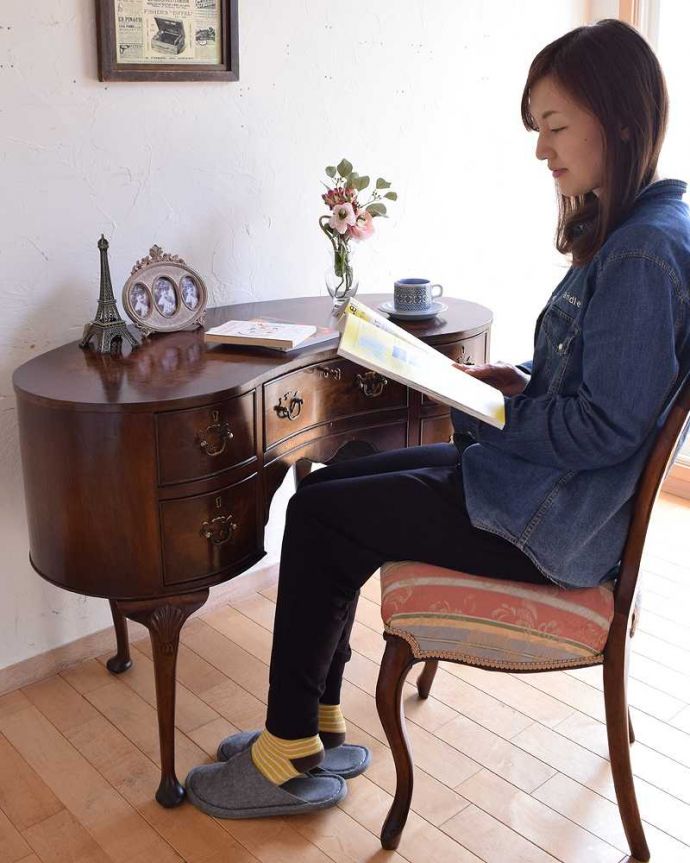 アンティークのデスク・書斎机　アンティーク家具　優雅な英国家具、カーブした曲線が美しいアンティークライティングデスク 。自分だけのちょっと贅沢な時間大人のデスクに座るだけで自分だけの時間が作れるから、毎日がちょっとだけ贅沢になります。(q-1477-f)