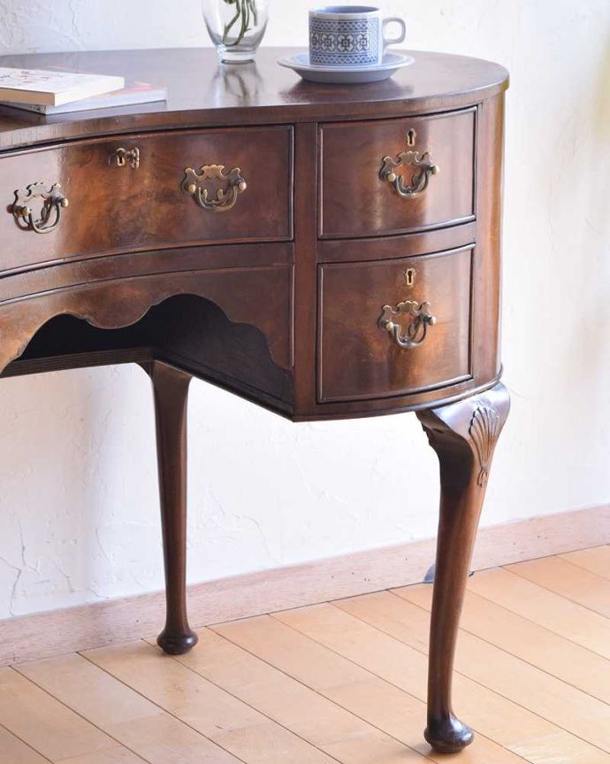 アンティークのデスク・書斎机　アンティーク家具　優雅な英国家具、カーブした曲線が美しいアンティークライティングデスク 。アンティークらしい銘木の木目の美しさ本来、機能的に使われる家具デスクも、アンティークだと木目の美しさが楽しめる家具に。(q-1477-f)