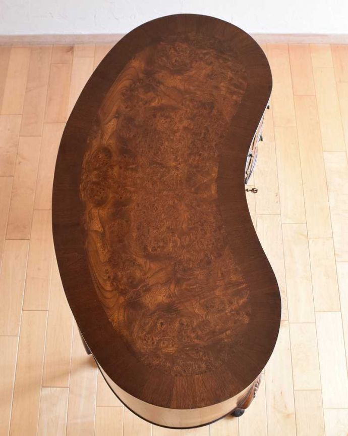 アンティークのデスク・書斎机　アンティーク家具　優雅な英国家具、カーブした曲線が美しいアンティークライティングデスク 。天板もピカピカにお直ししました。(q-1477-f)