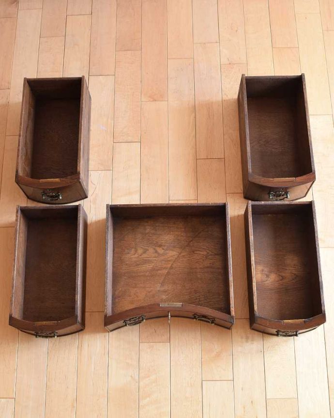 アンティークのデスク・書斎机　アンティーク家具　優雅な英国家具、カーブした曲線が美しいアンティークライティングデスク 。引き出しの中もキレイに修復しました！もちろん引き出しの中も職人がキレイにお直しました。(q-1477-f)