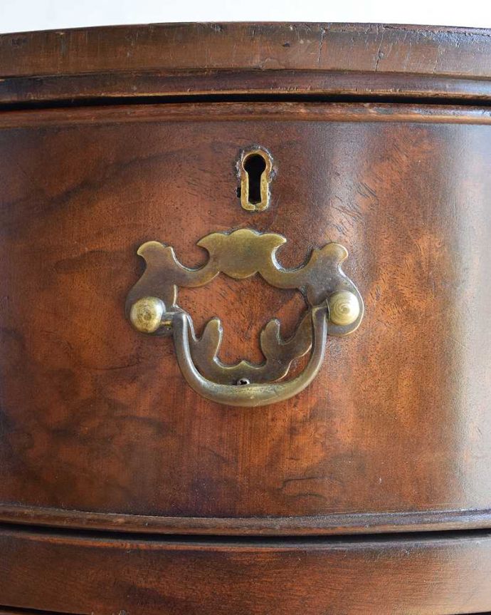 アンティークのデスク・書斎机　アンティーク家具　優雅な英国家具、カーブした曲線が美しいアンティークライティングデスク 。アンティークらしい取っ手取っ手のデザインもアンティーク家具は美しいんです。(q-1477-f)