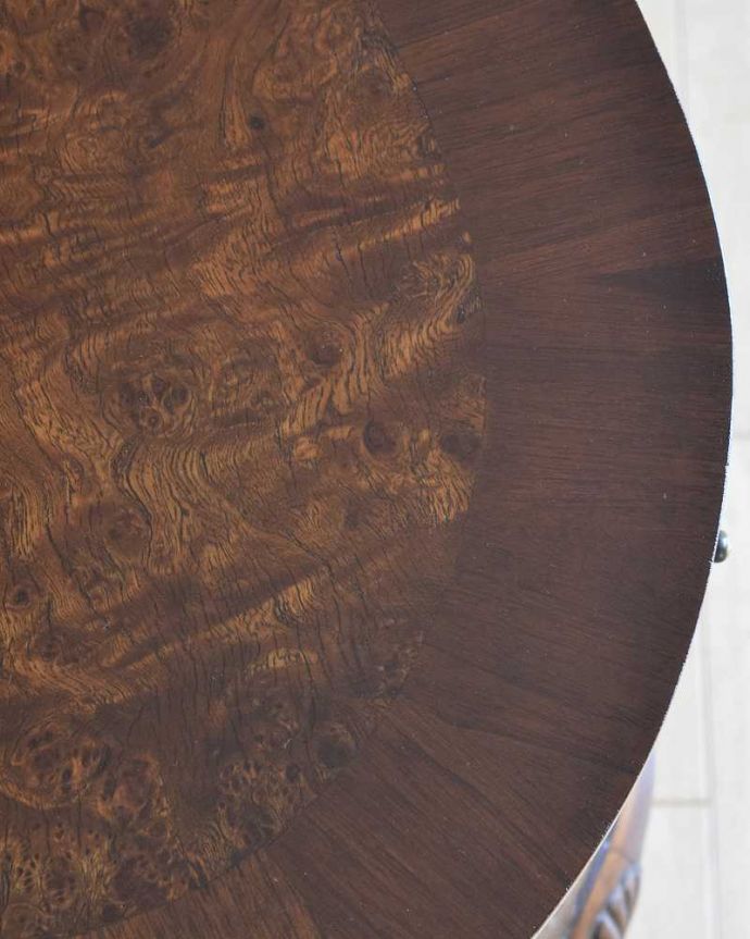 アンティークのデスク・書斎机　アンティーク家具　優雅な英国家具、カーブした曲線が美しいアンティークライティングデスク 。天板を近くから見ると･･･デスクは天板を使う家具なので、キレイにお直ししました。(q-1477-f)