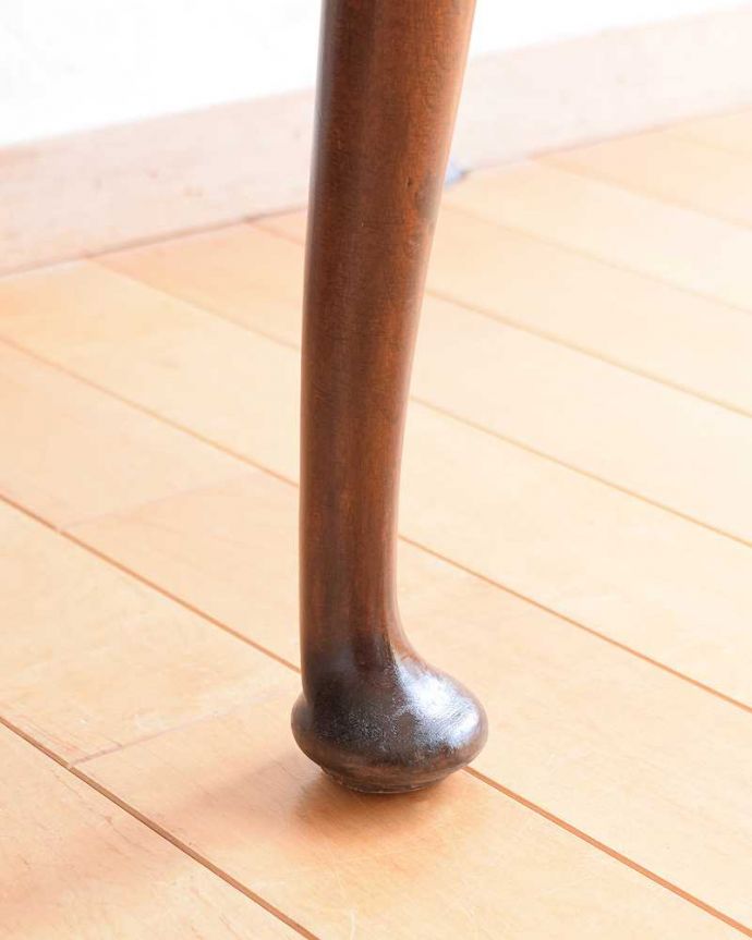 アンティークのデスク・書斎机　アンティーク家具　優雅な英国家具、カーブした曲線が美しいアンティークライティングデスク 。女性1人でラクラク運べちゃう仕掛けHandleのアンティークは、脚の裏にフェルトキーパーをお付けしています。(q-1477-f)