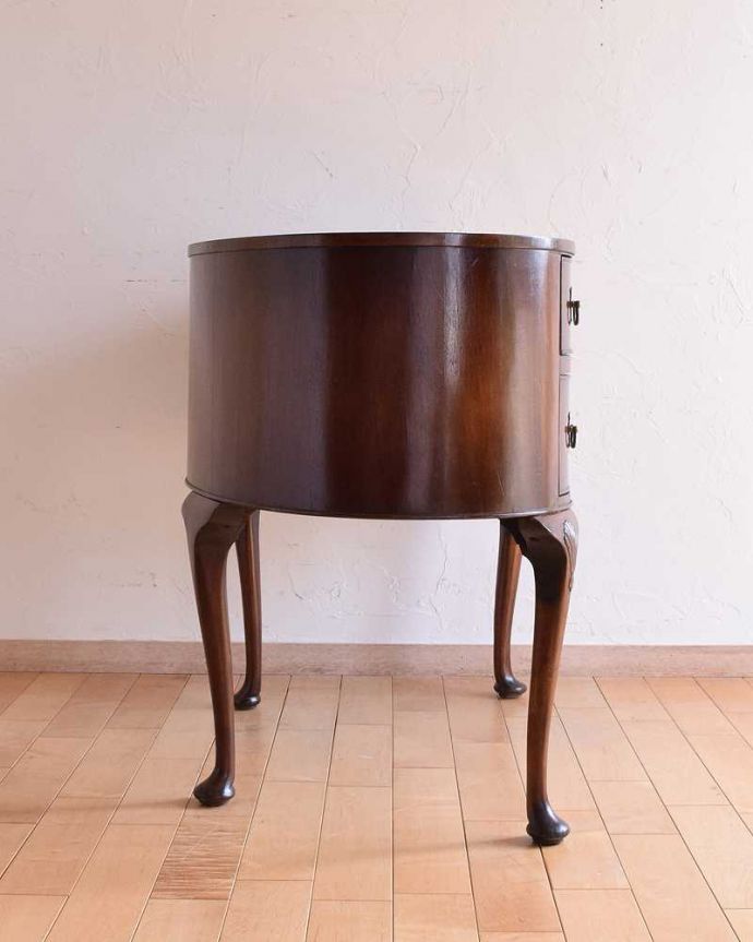 アンティークのデスク・書斎机　アンティーク家具　優雅な英国家具、カーブした曲線が美しいアンティークライティングデスク 。横顔も美しいですもちろん横から見られても自信があります。(q-1477-f)