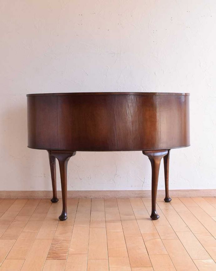 アンティークのデスク・書斎机　アンティーク家具　優雅な英国家具、カーブした曲線が美しいアンティークライティングデスク 。後ろ姿もキレイなんです。(q-1477-f)