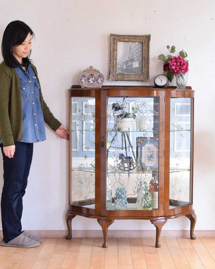 アンティークのキャビネット　アンティーク家具　英国のクラシックなアンティーク家具、ミラーがキラキラ輝くガラスキャビネット（飾り棚）。キラキラに輝くガラスのキャビネット。(q-1478-f)