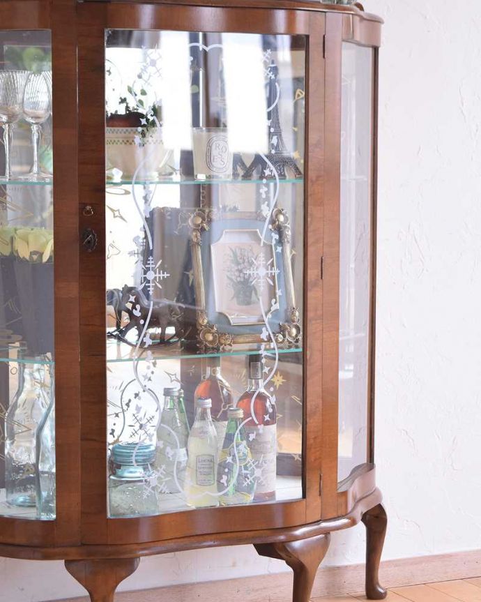 アンティークのキャビネット　アンティーク家具　英国のクラシックなアンティーク家具、ミラーがキラキラ輝くガラスキャビネット（飾り棚）。ガラス越しに中をのぞいてみると･･･光りが入るとミラーに反射してキラッと輝くから、中に入れたものにまるでスポットライトが当たっているように見えちゃうんです。(q-1478-f)