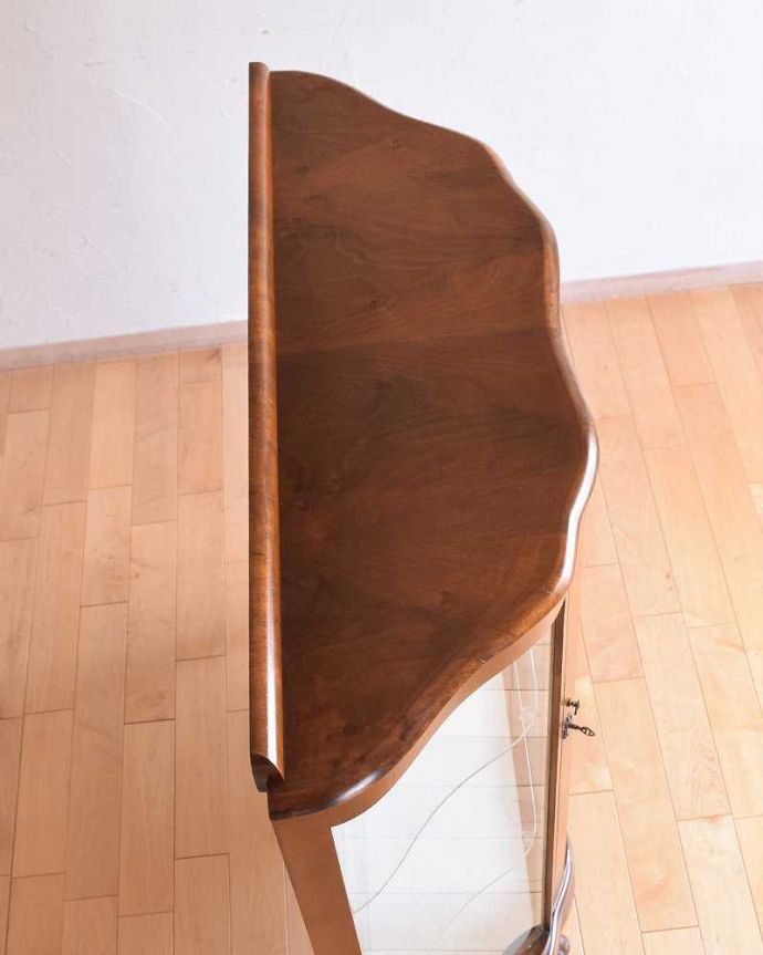 アンティークのキャビネット　アンティーク家具　英国のクラシックなアンティーク家具、ミラーがキラキラ輝くガラスキャビネット（飾り棚）。上から見るとよく分かるキャビネットの形全体の形はこんな感じです。(q-1478-f)