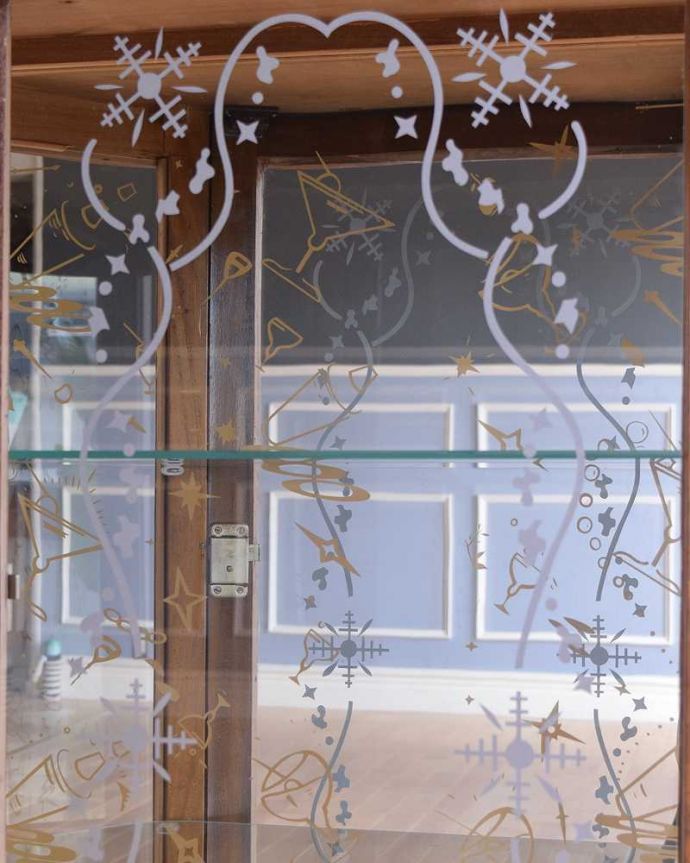 アンティークのキャビネット　アンティーク家具　英国のクラシックなアンティーク家具、ミラーがキラキラ輝くガラスキャビネット（飾り棚）。キレイに残っていてくれましたガラスに描かれている絵は剥がれているものが多いんだけれど、この子はしっかりキレイに残っていてくれました。(q-1478-f)