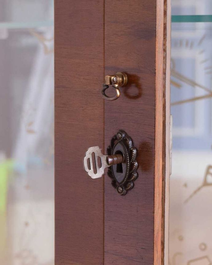 アンティークのキャビネット　アンティーク家具　英国のクラシックなアンティーク家具、ミラーがキラキラ輝くガラスキャビネット（飾り棚）。開ける度にワクワクする取っ手鍵が取っ手になっているので、中を開ける度にまるで宝箱を開ける気分です。(q-1478-f)