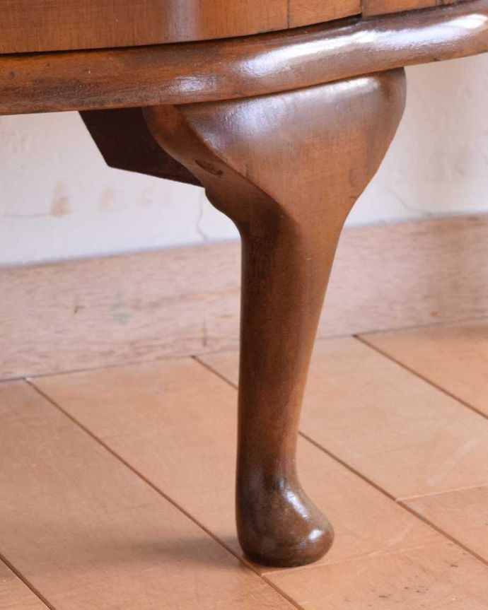 アンティークのキャビネット　アンティーク家具　英国のクラシックなアンティーク家具、ミラーがキラキラ輝くガラスキャビネット（飾り棚）。女性１人でもラクに運べちゃうヒミツHandleのアンティークは、脚の裏にフェルトキーパーをお付けしているので、床を滑らせれば女性でも移動がカンタンに出来ます！ご安心下さい。(q-1478-f)