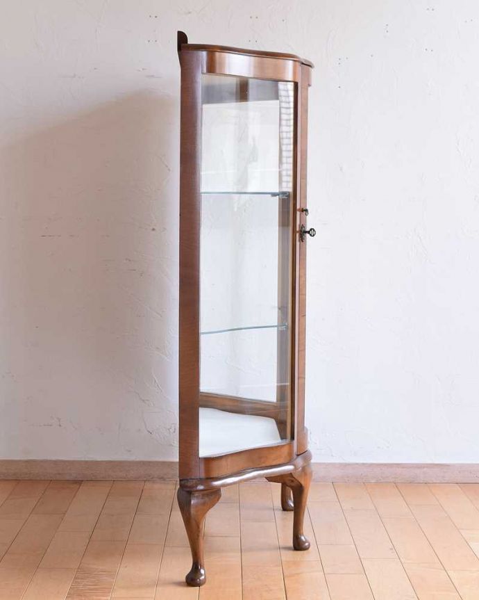 アンティークのキャビネット　アンティーク家具　英国のクラシックなアンティーク家具、ミラーがキラキラ輝くガラスキャビネット（飾り棚）。横から見てもステキ背板以外の三方向がガラスで囲まれたキャビネット。(q-1478-f)