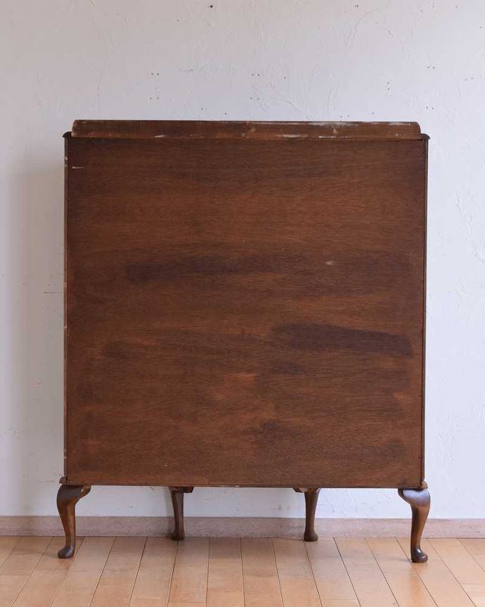 アンティークのキャビネット　アンティーク家具　英国のクラシックなアンティーク家具、ミラーがキラキラ輝くガラスキャビネット（飾り棚）。もちろん背中を見てもキレイですアンティークは新品ではないので経年変化によるキズはありますが、専門の職人がキレイにお直ししたので、背中もキレイです。(q-1478-f)