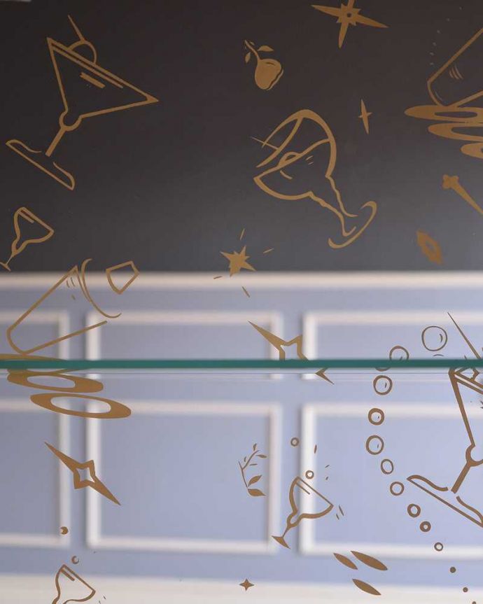 アンティークのキャビネット　アンティーク家具　英国のクラシックなアンティーク家具、ミラーがキラキラ輝くガラスキャビネット（飾り棚）。ミラーにも模様がついています背板のミラーにも美しい模様が入っているのでお部屋を華やかにしてくれます。(q-1478-f)