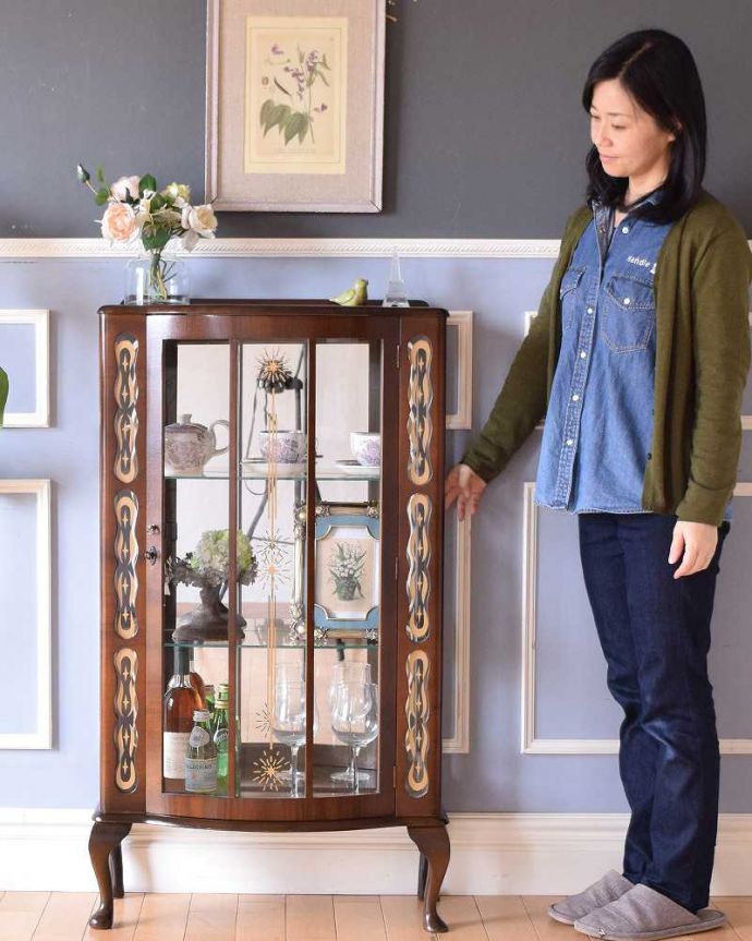 アンティークのキャビネット アンティーク家具 英国のクラシックなアンティーク家具、ミラーがキラキラ輝くガラスキャビネット(飾り棚)。キラキラに輝くガラスのキャビネット。(q-1479-f)