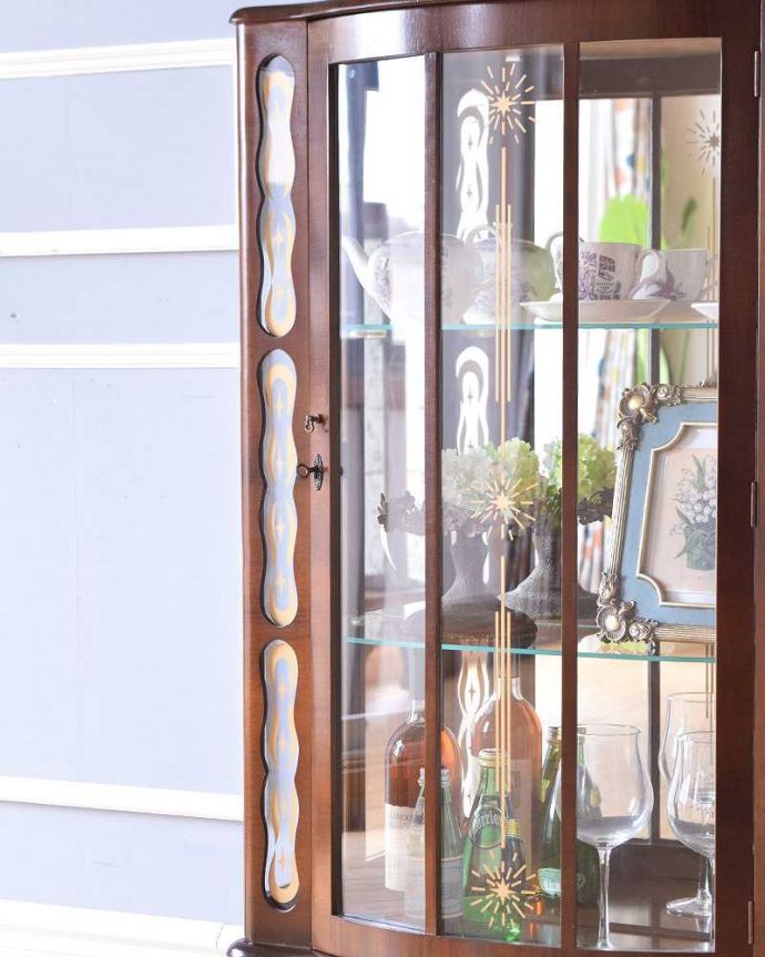 アンティークのキャビネット アンティーク家具 英国のクラシックなアンティーク家具、ミラーがキラキラ輝くガラスキャビネット(飾り棚)。ガラス越しに中をのぞいてみると・・・光りが入るとミラーに反射してキラッと輝くから、中に入れたものにまるでスポットライトが当たっているように見えちゃうんです。(q-1479-f)