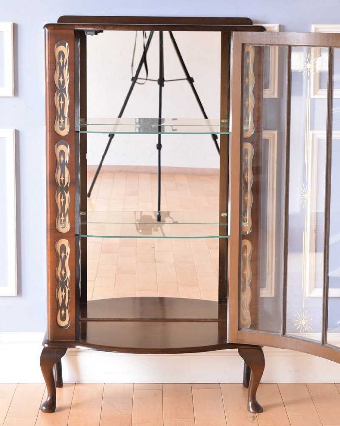 アンティークのキャビネット アンティーク家具 英国のクラシックなアンティーク家具、ミラーがキラキラ輝くガラスキャビネット(飾り棚)。ミラーの効果で、なんだか大きく見えます背板の鏡にキャビネット自身が映し出されて、大きな形のキャビネットに見えちゃうんです。(q-1479-f)