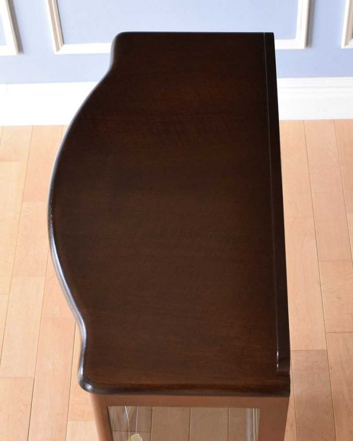 アンティークのキャビネット アンティーク家具 英国のクラシックなアンティーク家具、ミラーがキラキラ輝くガラスキャビネット(飾り棚)。上から見るとよく分かるキャビネットの形全体の形はこんな感じです。(q-1479-f)