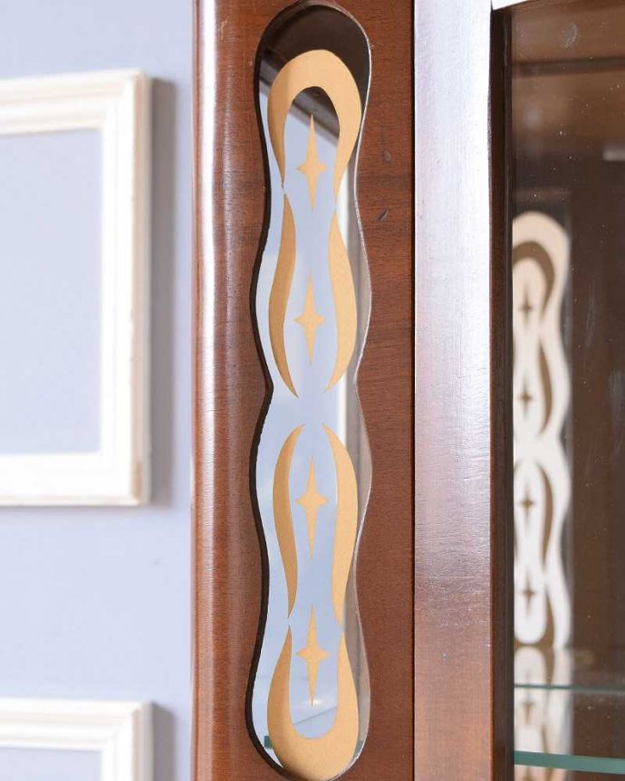 アンティークのキャビネット アンティーク家具 英国のクラシックなアンティーク家具、ミラーがキラキラ輝くガラスキャビネット(飾り棚)。キレイに残っていてくれましたガラスに描かれている絵は剥がれているものが多いんだけれど、この子はしっかりキレイに残っていてくれました。(q-1479-f)