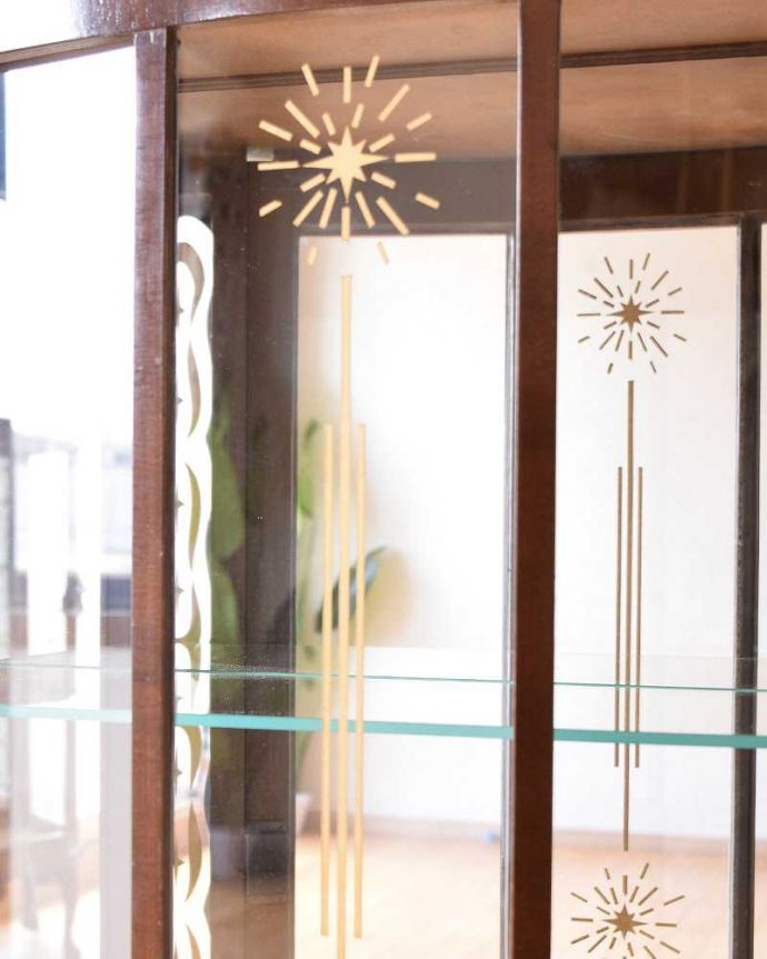 アンティークのキャビネット アンティーク家具 英国のクラシックなアンティーク家具、ミラーがキラキラ輝くガラスキャビネット(飾り棚)。美しい模様にうっとり…ガラス扉の模様が背板のミラーにうつり、華やかさが増します。(q-1479-f)