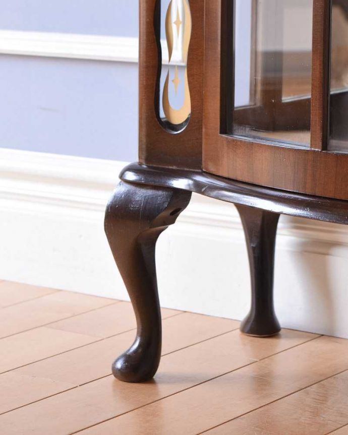 アンティークのキャビネット アンティーク家具 英国のクラシックなアンティーク家具、ミラーがキラキラ輝くガラスキャビネット(飾り棚)。女性1人でもラクに運べちゃうヒミツHandleのアンティークは、脚の裏にフェルトキーパーをお付けしているので、床を滑らせれば女性でも移動がカンタンに出来ます!ご安心下さい。(q-1479-f)