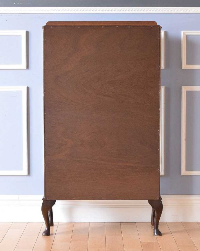 アンティークのキャビネット アンティーク家具 英国のクラシックなアンティーク家具、ミラーがキラキラ輝くガラスキャビネット(飾り棚)。もちろん背中を見てもキレイですアンティークは新品ではないので経年変化によるキズはありますが、専門の職人がキレイにお直ししたので、背中もキレイです。(q-1479-f)