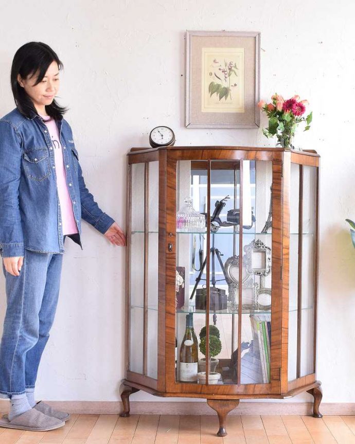 アンティークのキャビネット　アンティーク家具　英国の上品なアンティーク輸入家具、美しいミラーバックキャビネット。キラキラに輝くガラスのキャビネット。(q-1480-f)